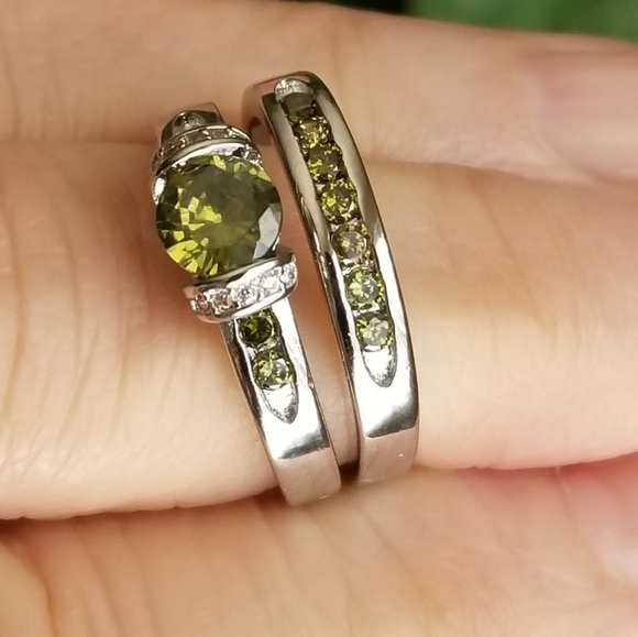 Beautiful Simulated Peridot Ring Set Size 10 - Picture 2 of 4
